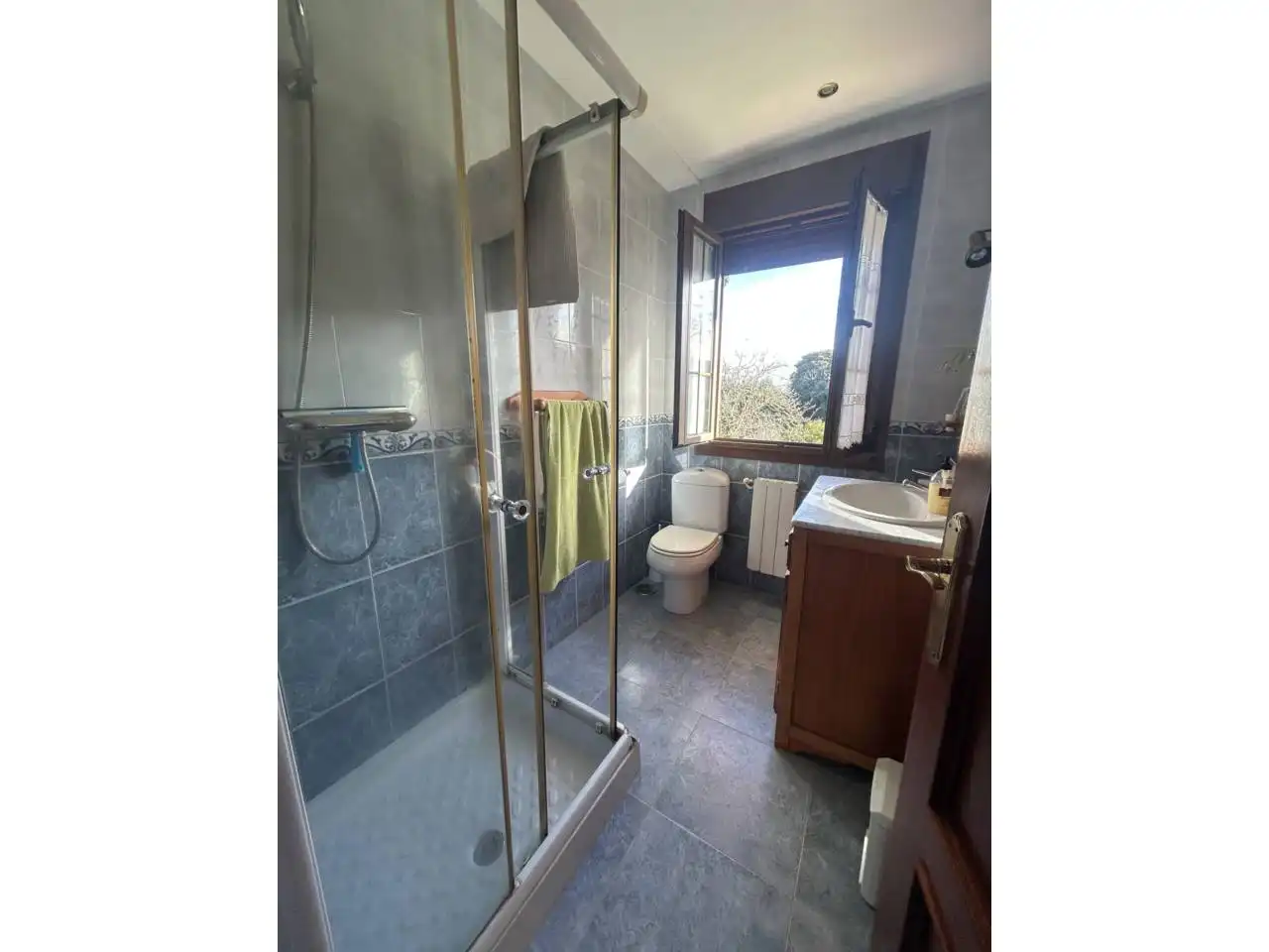 Badezimmer von Haus oder Chalet zum Verkauf in Llanes mit Heizung, Privatgarten und Terrasse