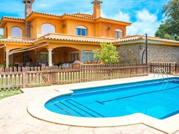 Villa con piscina in vendita a Carrer dels Magraners