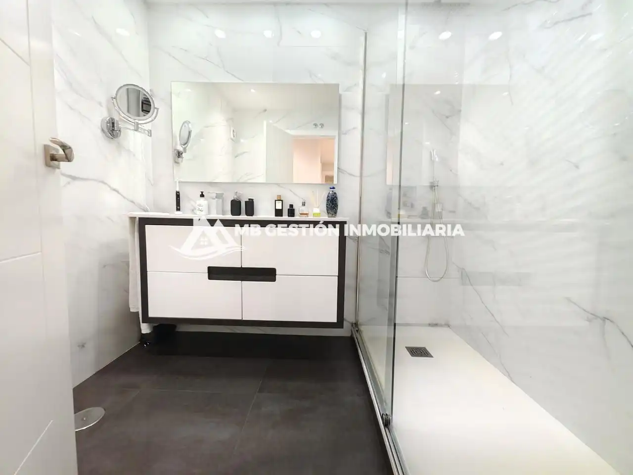 Baño de Piso en venta en Fuenlabrada con Aire acondicionado, Calefacción y Jardín privado