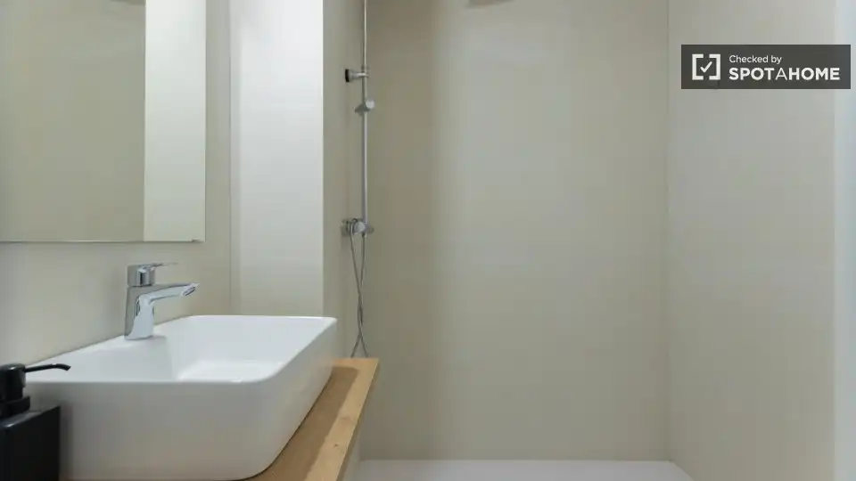 Bathroom of Flat for rent in Valencia  with Air Conditioner, Heating and Furnished