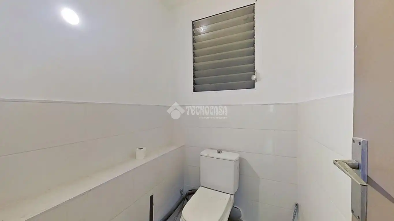 Bany de Local en venda en Cerdanyola del Vallès