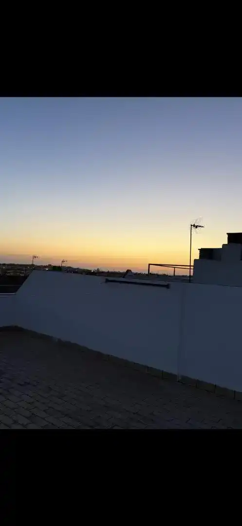 Vista exterior de Pis en venda en Dos Hermanas amb Aire condicionat, Jardí privat i Piscina