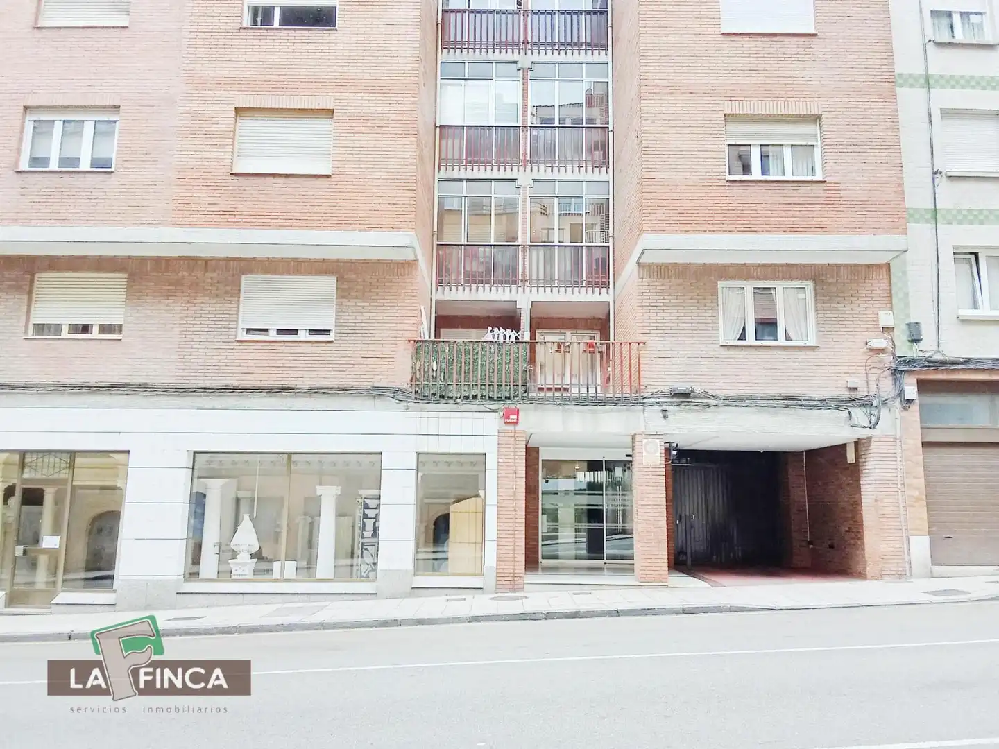 Vista exterior de Pis de lloguer en Oviedo  amb Calefacció, Parquet i Terrassa