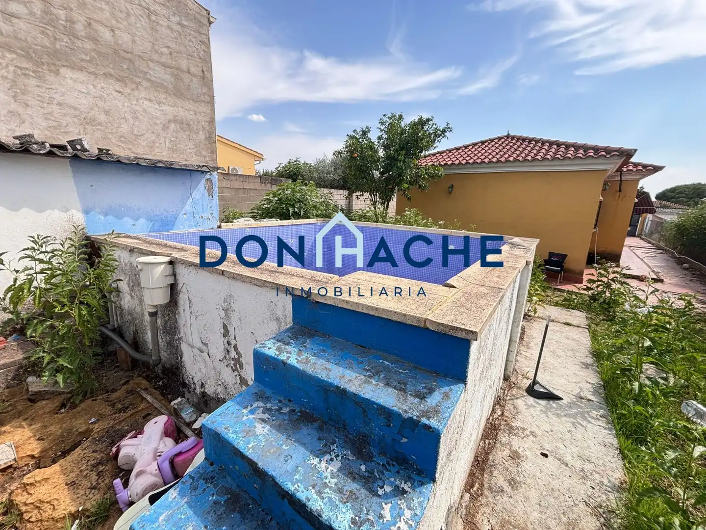 Vista exterior de Casa o xalet en venda en Mérida amb Aire condicionat, Jardí privat i Traster