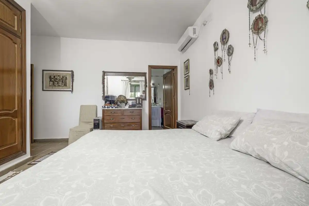 Dormitori de Casa o xalet en venda en Bollullos de la Mitación amb Aire condicionat, Calefacció i Jardí privat