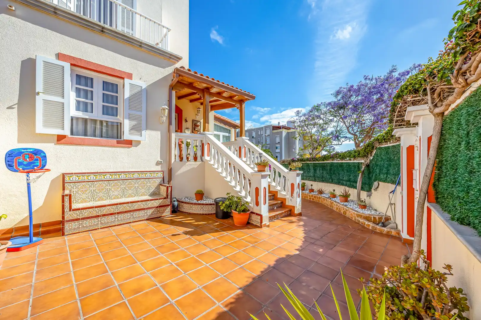 Vista exterior de Casa o xalet en venda en Las Palmas de Gran Canaria amb Jardí privat, Terrassa i Traster