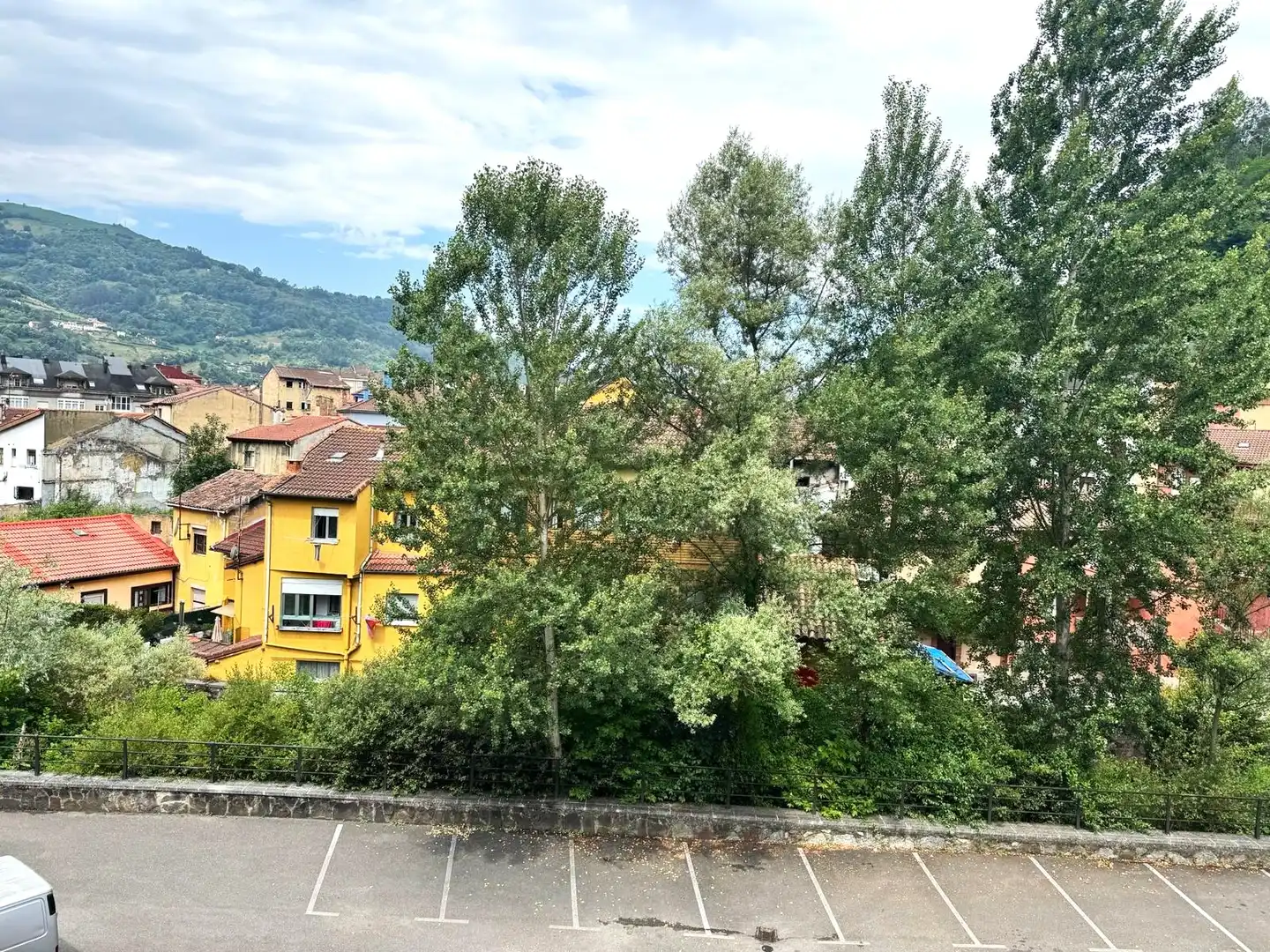 Vista exterior de Pis en venda en Mieres (Asturias) amb Calefacció, Parquet i Traster