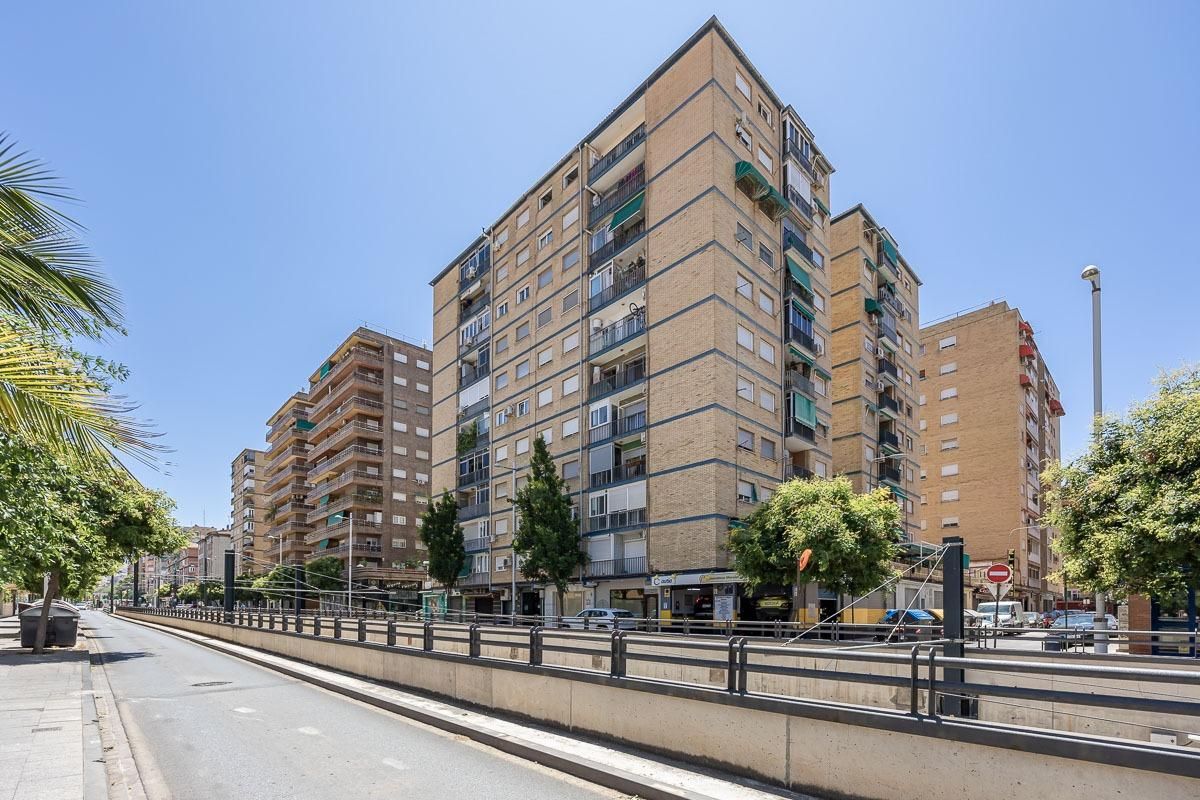 Vista exterior de Pis en venda en  Granada Capital amb Calefacció i Terrassa