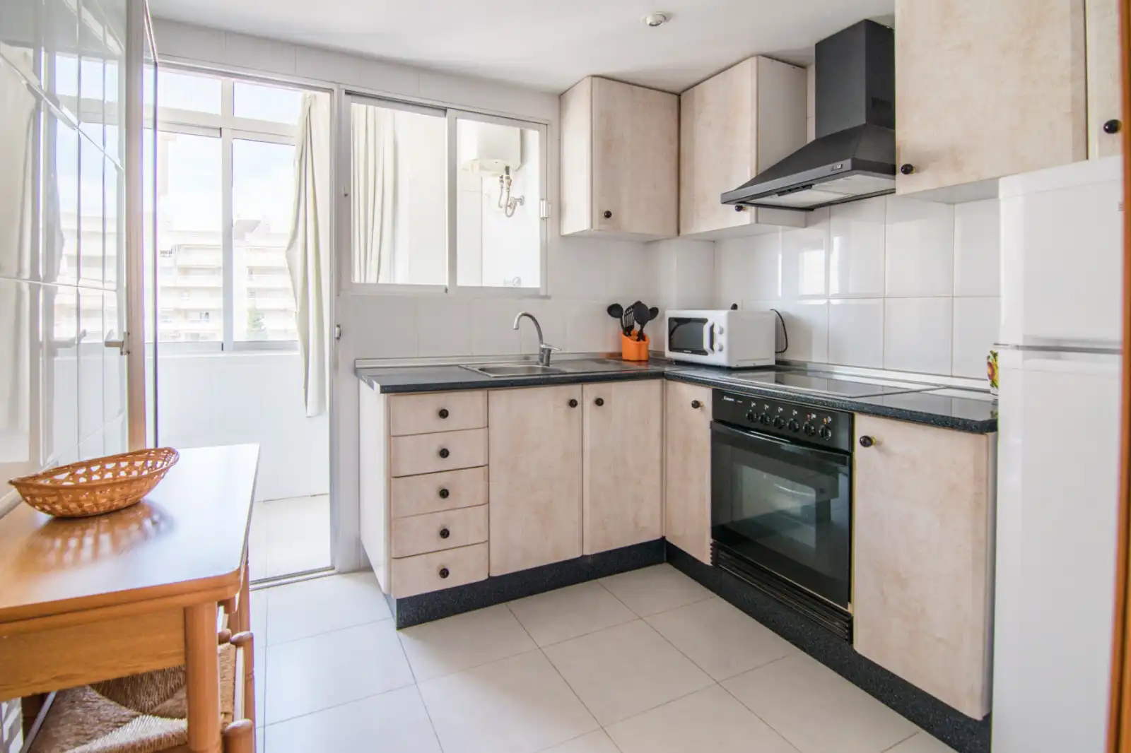 Cuina de Apartament de lloguer en Gandia amb Aire condicionat, Terrassa i Moblat