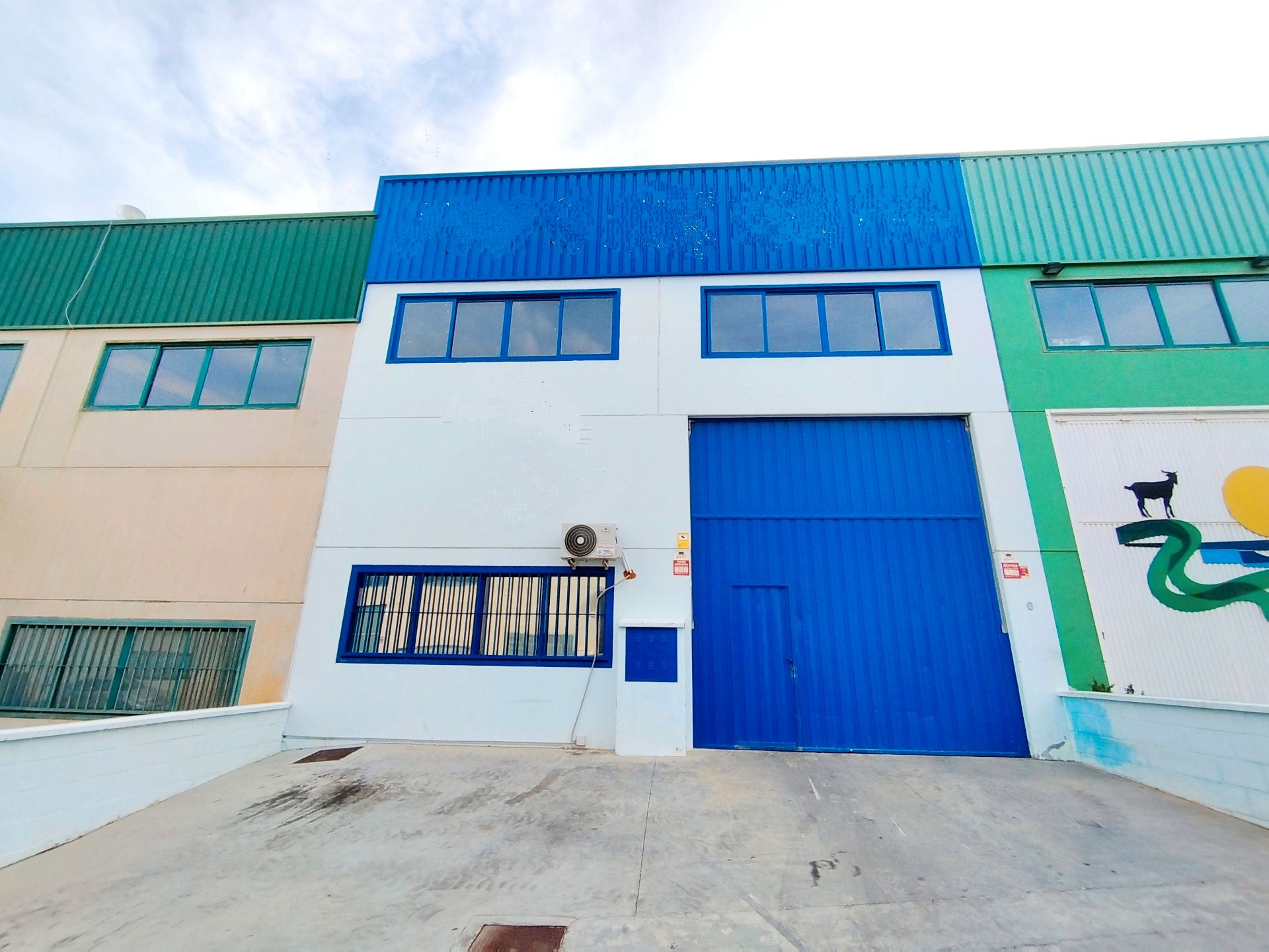 Vista exterior de Nave industrial en venta en Vélez-Málaga con Alarma
