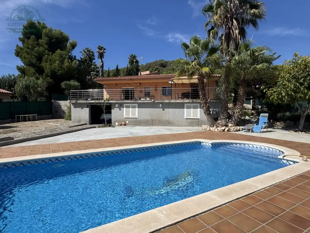 Swimming pool of Houses for sale in Mas Romeu