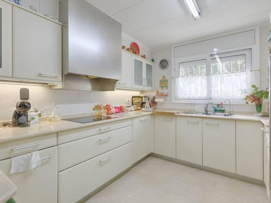 Cuina de Casa o xalet en venda en Figueres amb Aire condicionat, Jardí privat i Terrassa