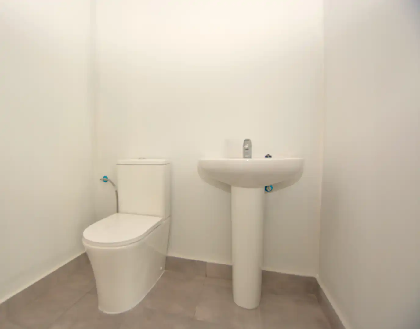 Bathroom of Commercial properties for sale in Alcalá de Guadaira  with Air Conditioner, Heating and Internet