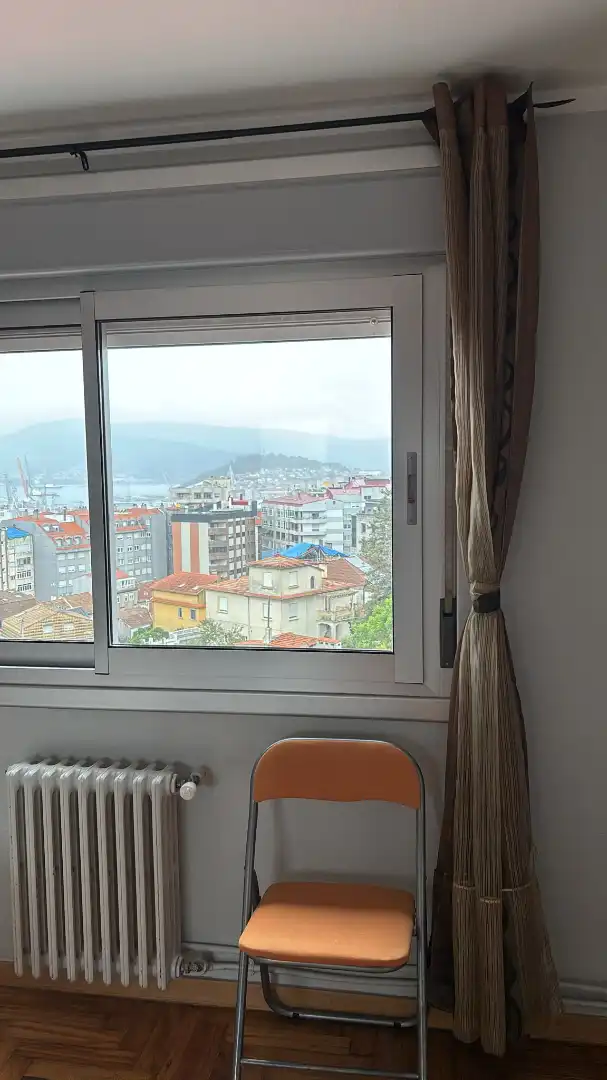 Dormitori de Apartament de lloguer en Vigo  amb Calefacció, Parquet i Moblat