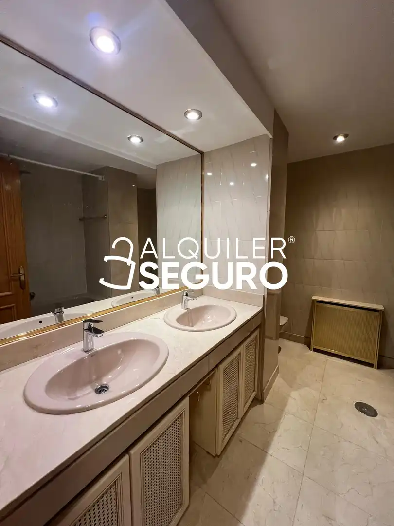 Baño de Piso de alquiler en Fuencarral - El Pardo