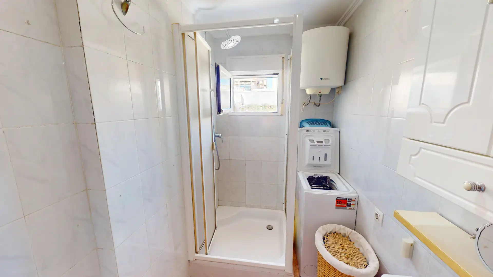 Badezimmer von Wohnung zum Verkauf in Elche / Elx mit Klimaanlage, Möbliert und Ofen