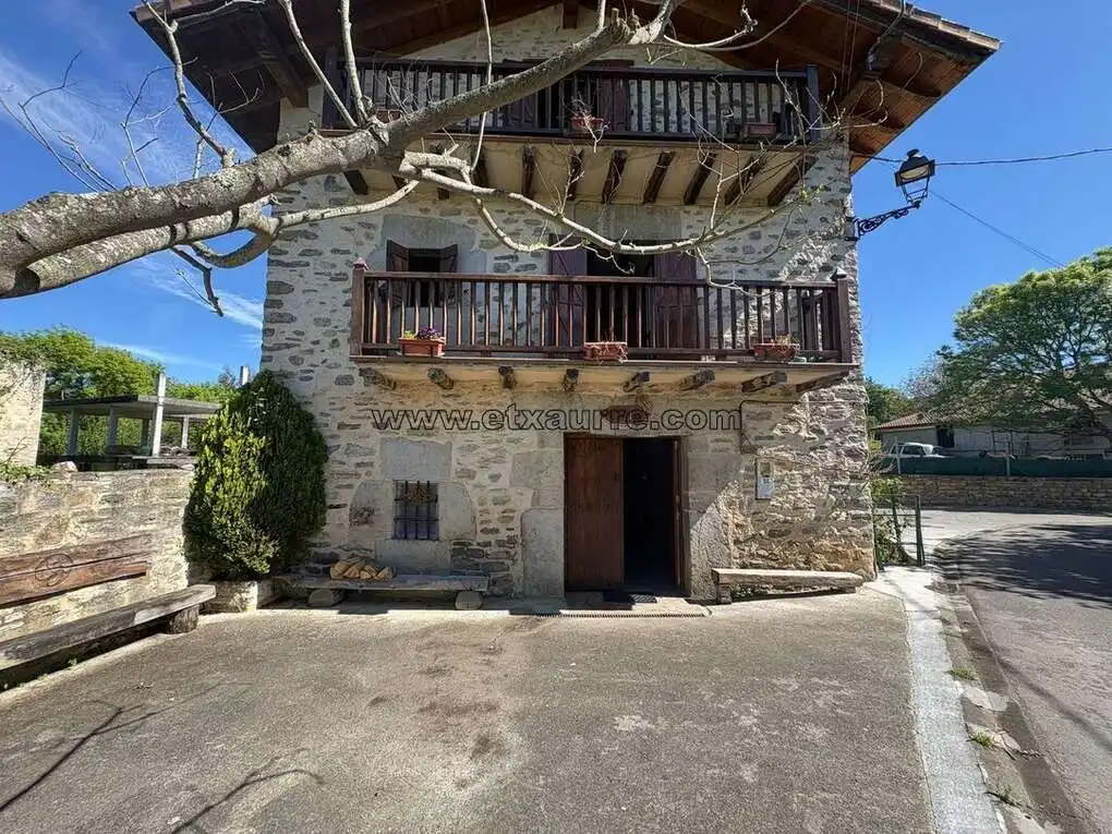 Außenansicht von Country house zum Verkauf in Ayala / Aiara mit Heizung