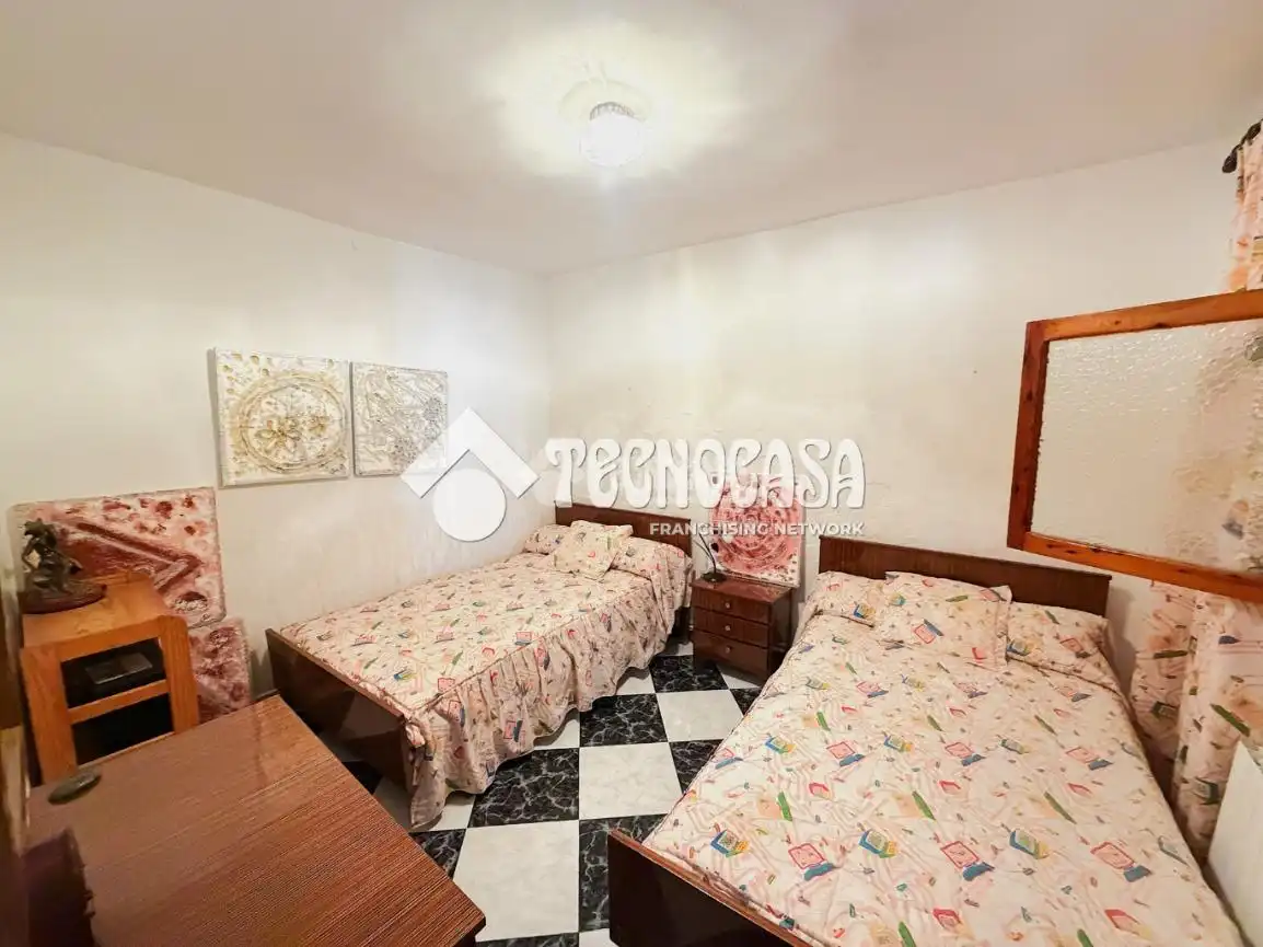 Habitación de Casa adosada en venta en Campillo de Altobuey con Calefacción, Jardín privado y Terraza