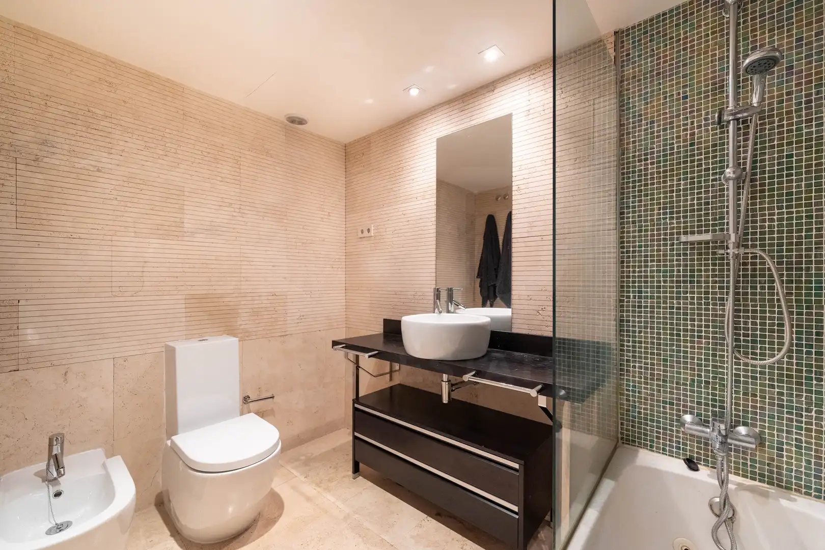 Badezimmer von Wohnung zur Miete in Madrid mit Klimaanlage, Heizung und Abstellraum