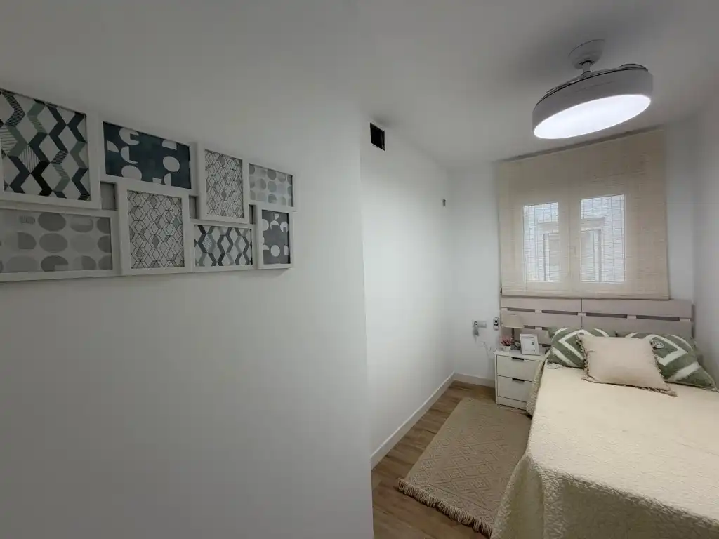 Dormitori de Apartament en venda en Torrevieja amb Aire condicionat, Jardí privat i Piscina