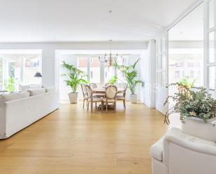 Sala d'estar de Apartament en venda en  Madrid Capital amb Aire condicionat i Balcó