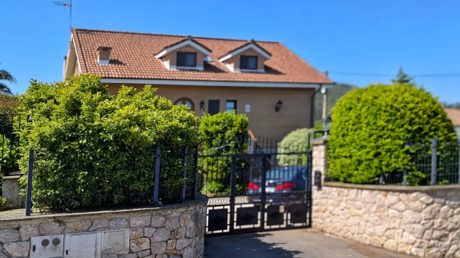 Vista exterior de Casa o chalet en venta en Alfoz de Lloredo con Calefacción, Terraza y Balcón