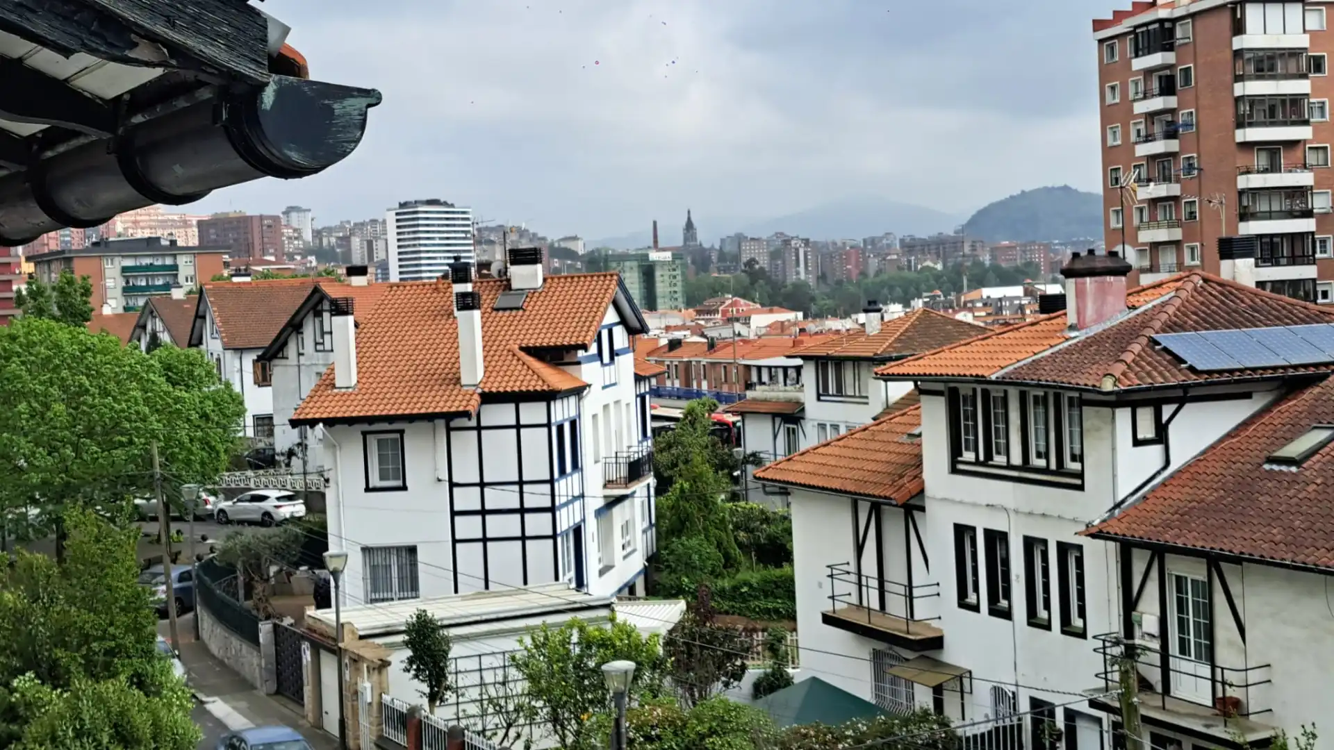 Vista exterior de Casa o xalet en venda en Bilbao  amb Calefacció, Jardí privat i Terrassa