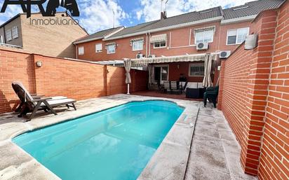 Exterior view of Single-family semi-detached for sale in Valdemoro  with Air Conditioner, Terrace and Swimming Pool