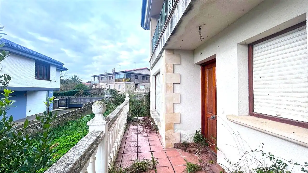 Außenansicht von Haus oder Chalet zum Verkauf in Arnuero mit Privatgarten und Balkon