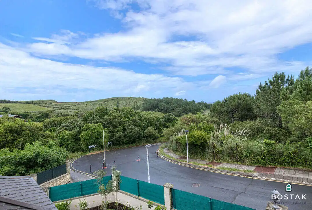 Vista exterior de Casa o xalet en venda en Barrika amb Calefacció, Jardí privat i Terrassa