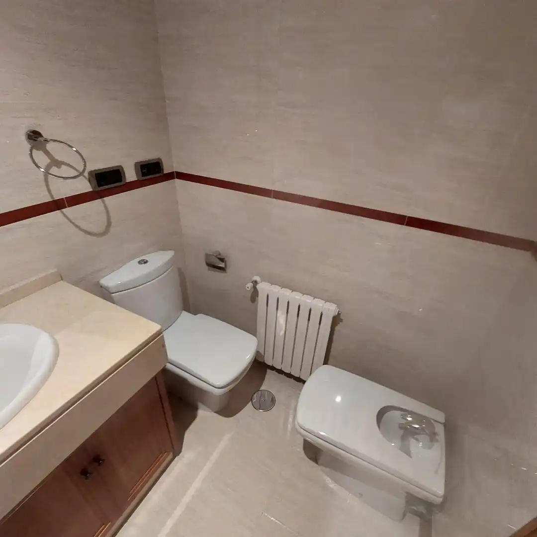 Badezimmer von Wohnung zur Miete in Vigo  mit Heizung, Parkett und Abstellraum