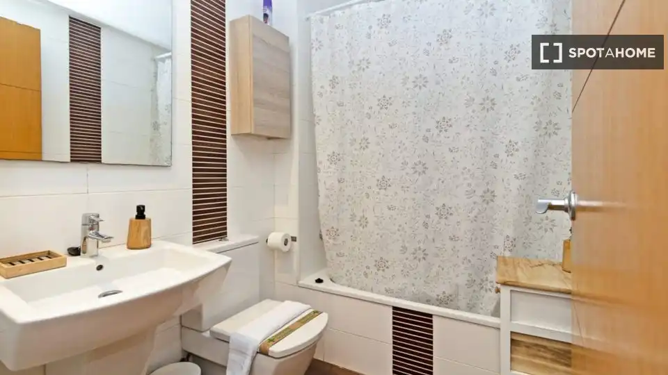 Badezimmer von Wohnung zur Miete in Valencia mit Klimaanlage, Heizung und Möbliert