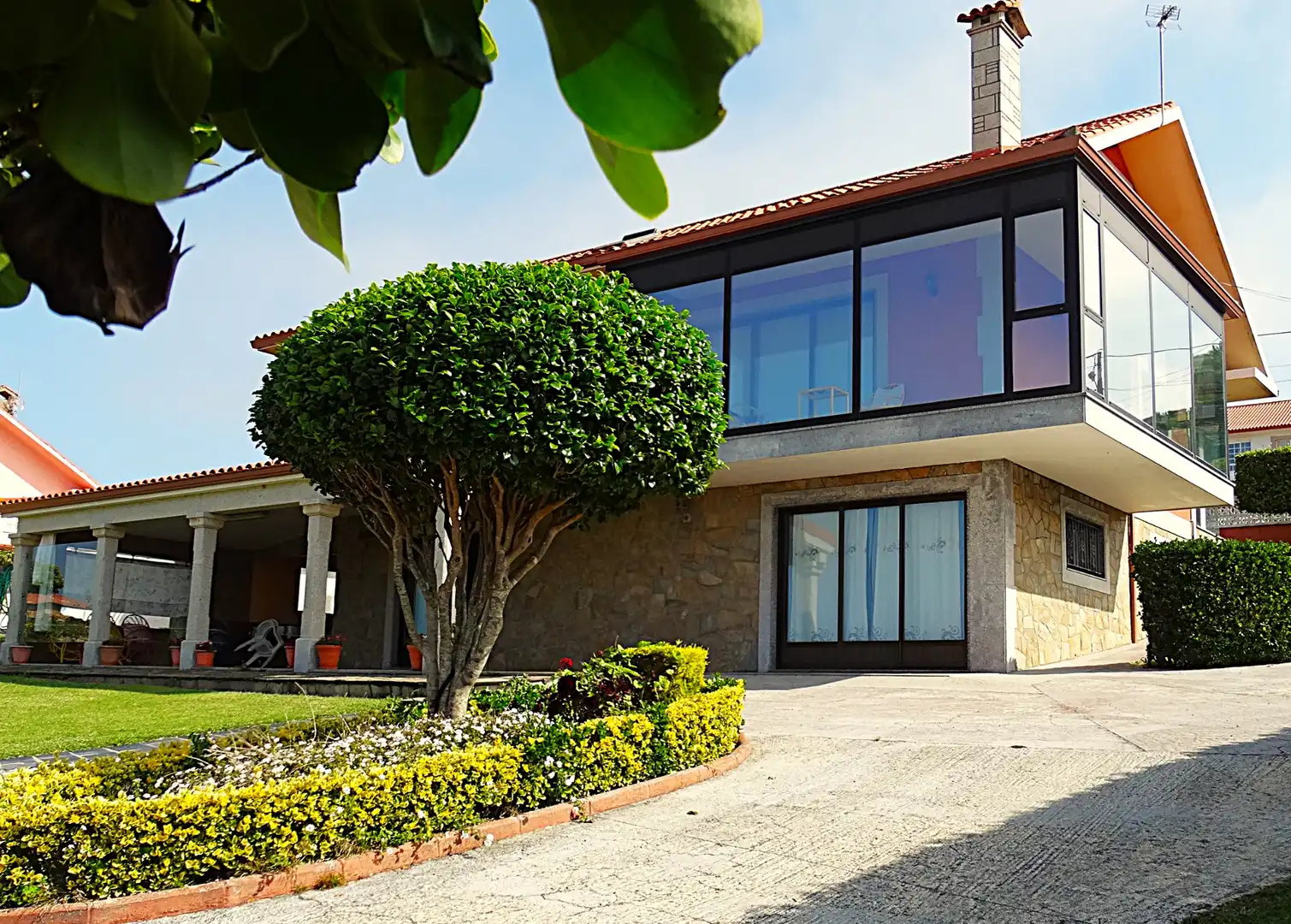 Vista exterior de Casa o xalet en venda en Valdoviño amb Calefacció, Jardí privat i Parquet