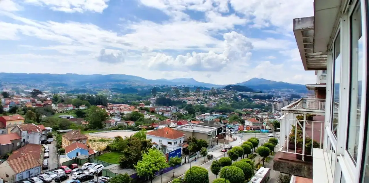 Vista exterior de Piso en venta en Vigo  con Calefacción y Parquet
