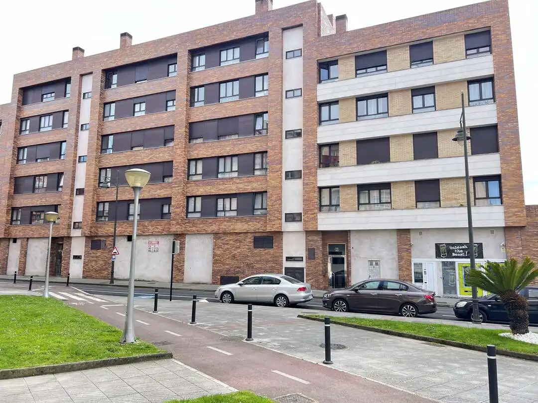 Vista exterior de Pis en venda en Siero amb Calefacció, Jardí privat i Parquet