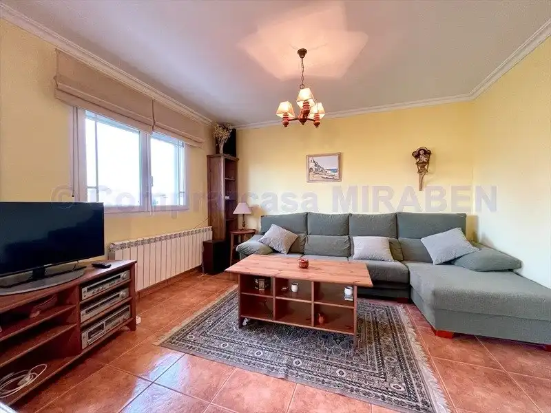 Sala d'estar de Àtic de lloguer en Boiro amb Calefacció, Terrassa i Moblat