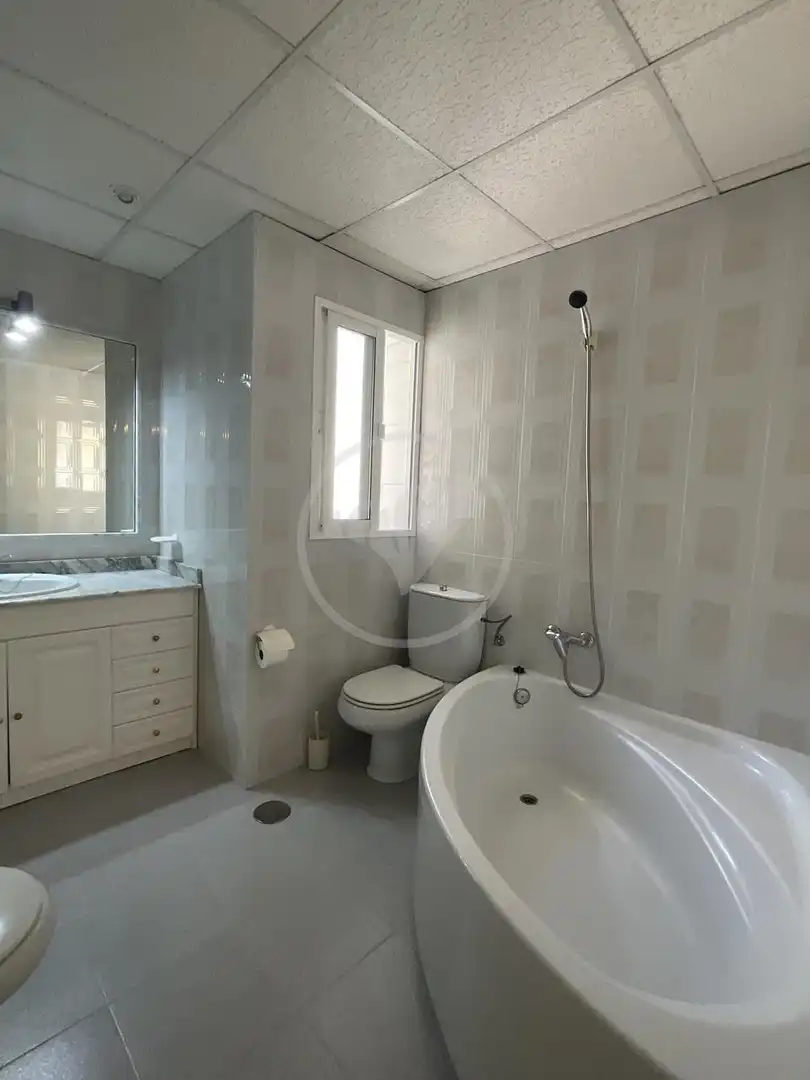 Badezimmer von Wohnung zur Miete in Linares mit Klimaanlage, Terrasse und Möbliert