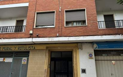 Vista exterior de Pis en venda en Cheste amb Terrassa i Balcó