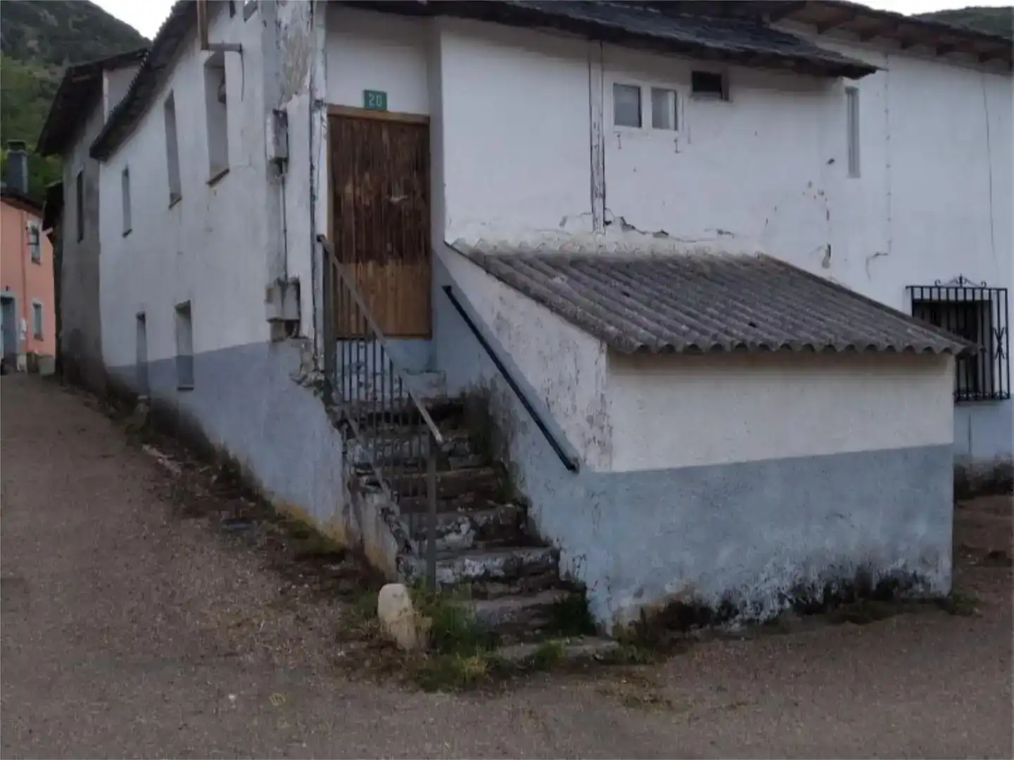 Vista exterior de Casa adosada en venda en Murias de Paredes amb Traster