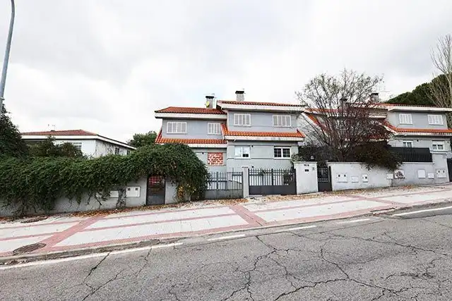 Vista exterior de Casa o xalet en venda en Moralzarzal amb Calefacció, Jardí privat i Terrassa