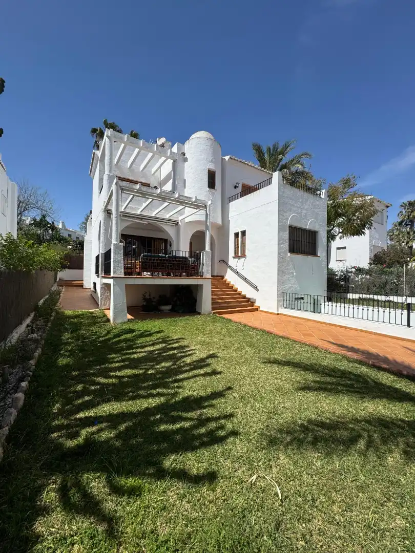 Vista exterior de Casa o xalet en venda en Roquetas de Mar amb Aire condicionat, Jardí privat i Terrassa