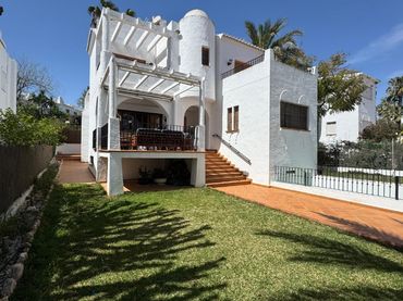 Detached house with pool for sale in Avenida Villa África 56