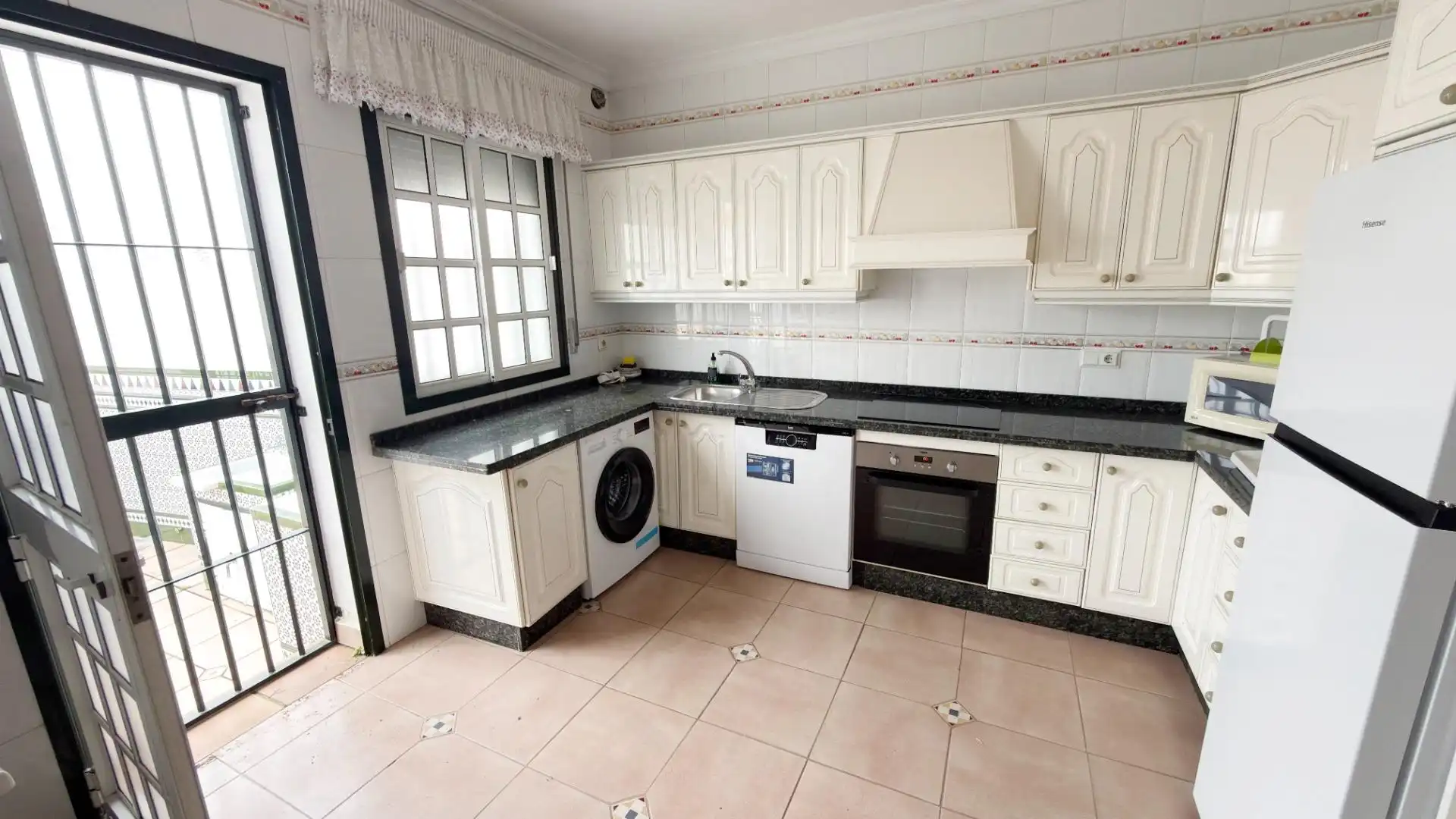 Cocina de Casa adosada de alquiler en Punta Umbría con Terraza y Piscina comunitaria