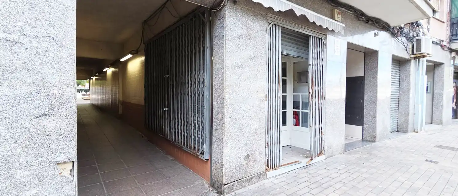 Local de alquiler en Avinguda de les Corts Catalanes, Besós