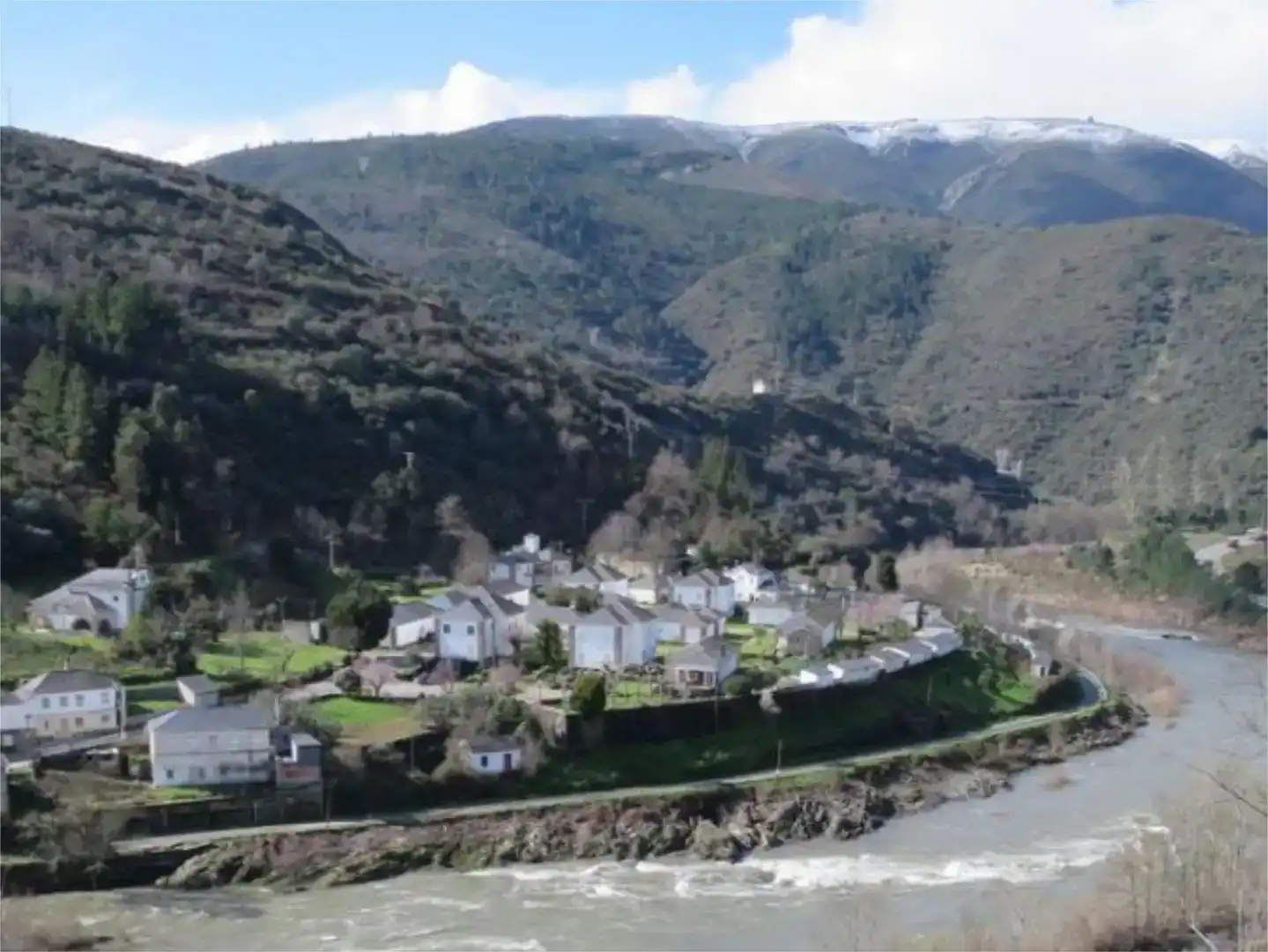 Vista exterior de Pis en venda en Quiroga amb Jardí privat, Parquet i Piscina