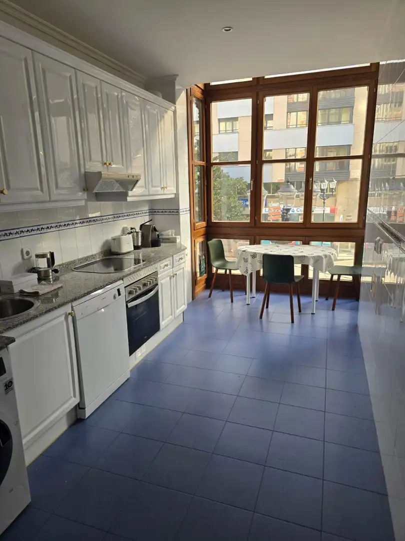 Cocina de Piso de alquiler en Gijón  con Calefacción, Parquet y Terraza