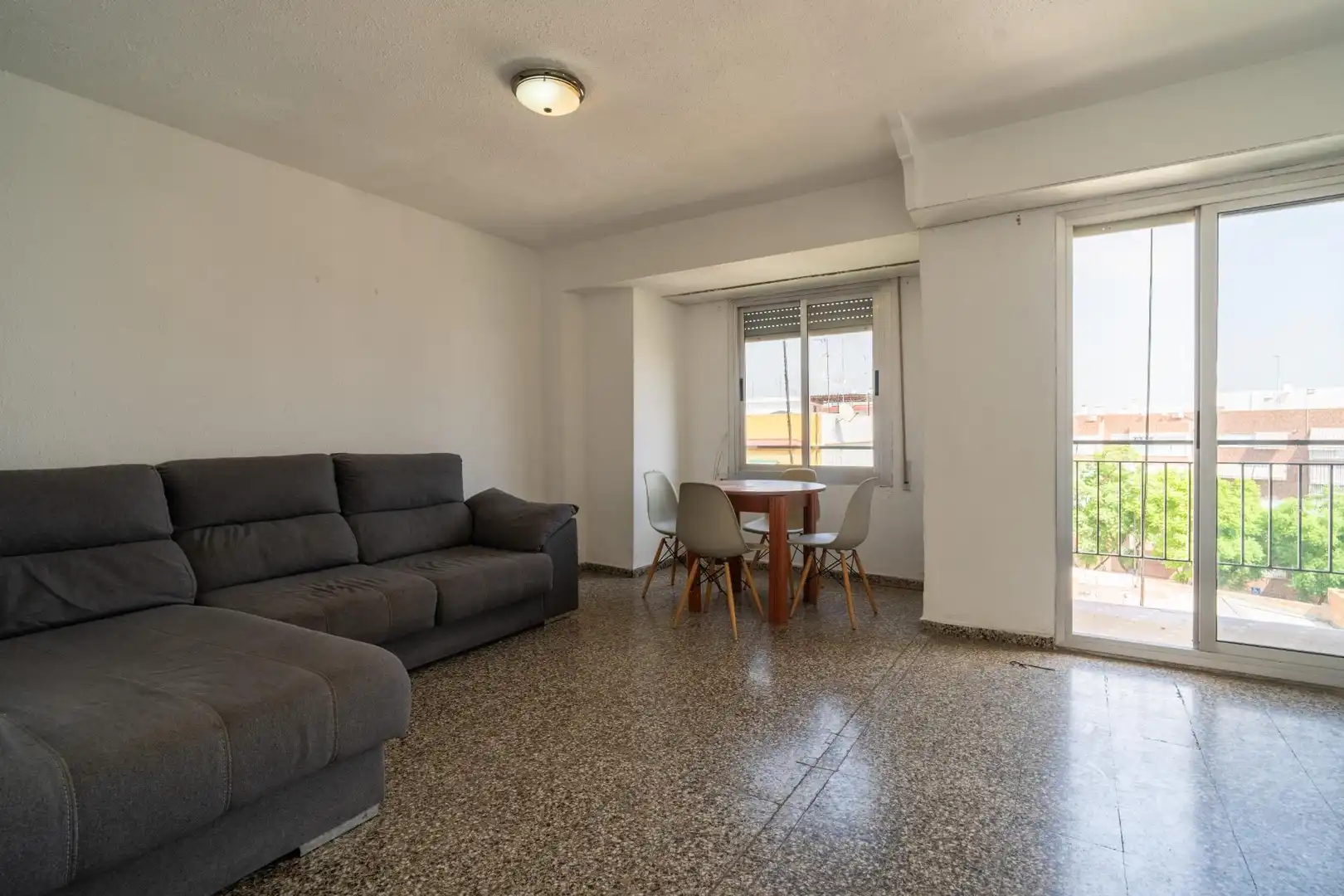 Sala d'estar de Pis de lloguer en Quart de Poblet amb Moblat i Balcó