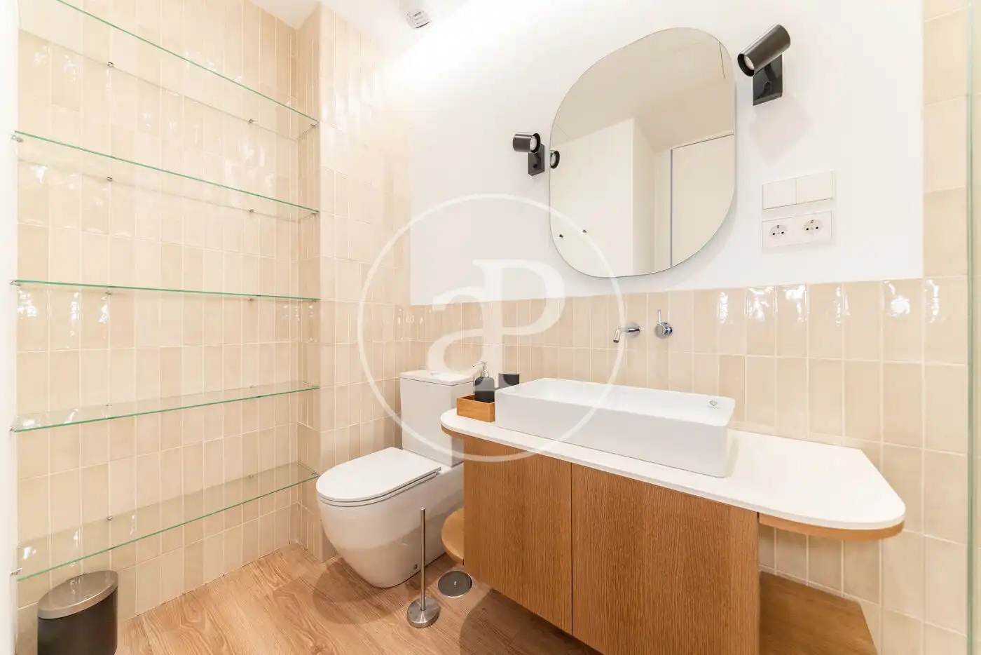 Bany de Pis de lloguer en Madrid amb Aire condicionat, Calefacció i Moblat