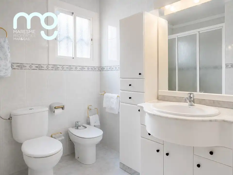 Bathroom of Flat for sale in Mataró  with Air Conditioner, Heating and Terrace