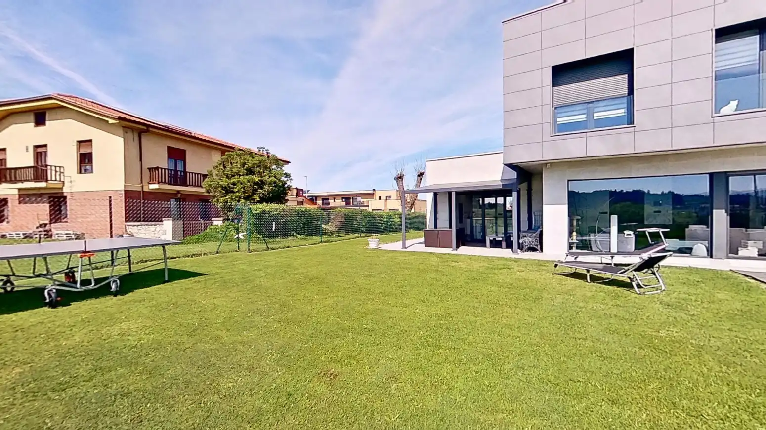 Vista exterior de Casa o xalet en venda en Santander amb Terrassa i Moblat